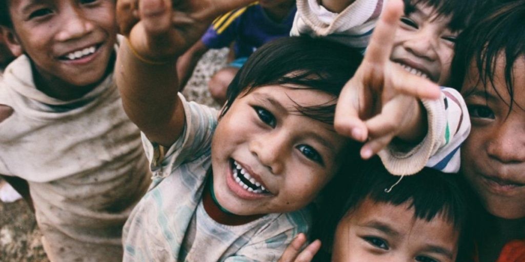 Children making peace signs